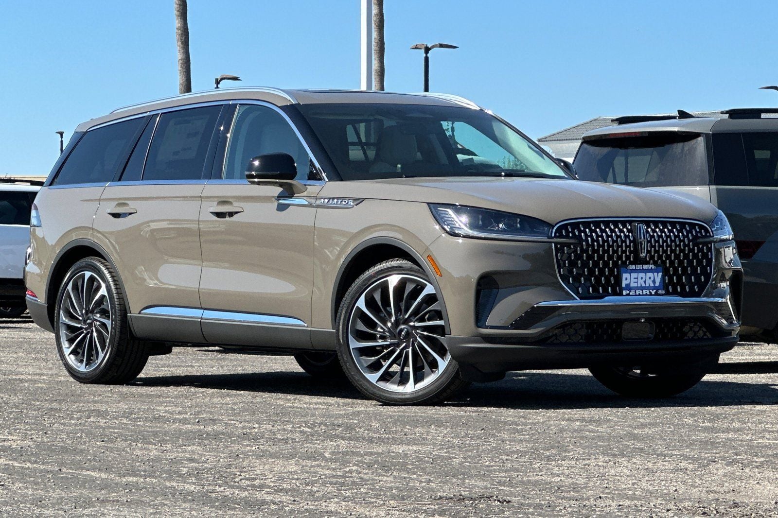 2025 Lincoln Aviator Reserve in Harbor Gray Clearcoat — front three-quarter view